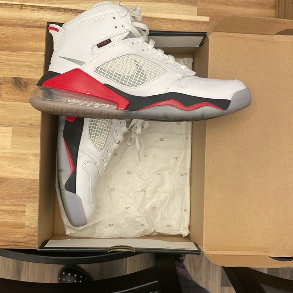 Jordan Mars 270 White/Reflective Silver